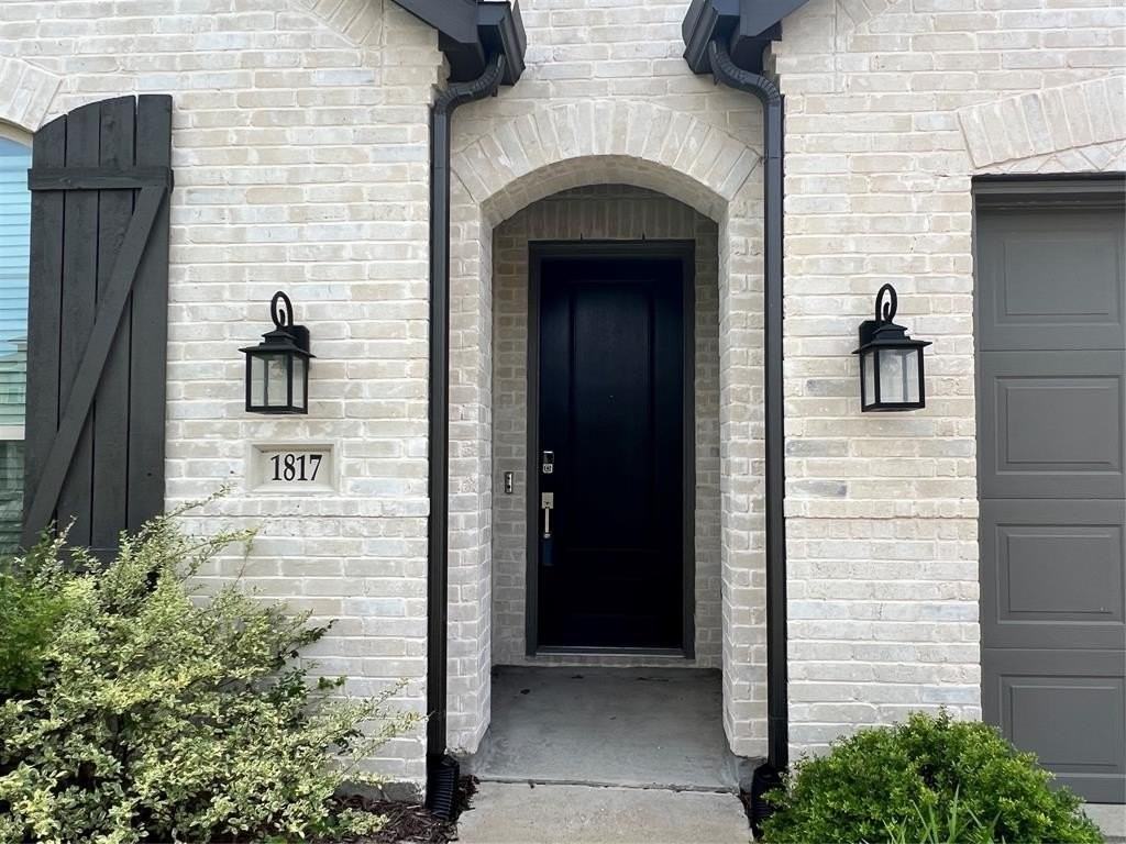 1817 Lockhart Dr - Photo 3 of 5
