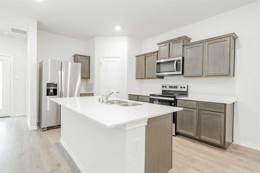 916 Sunrise Ln - Photo 3 of 33