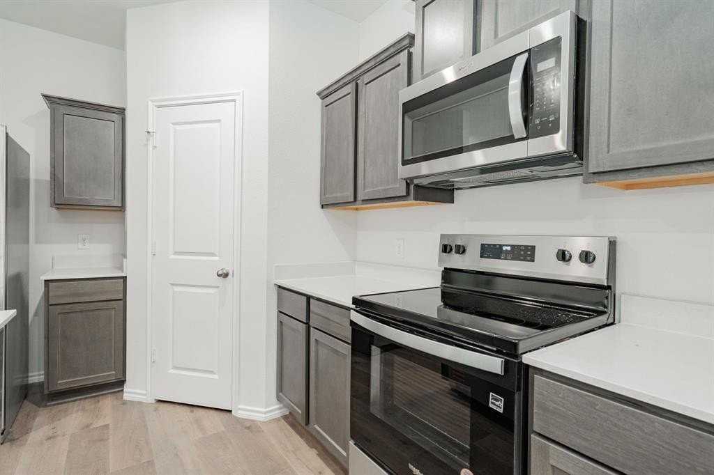 916 Sunrise Ln - Photo 5 of 33
