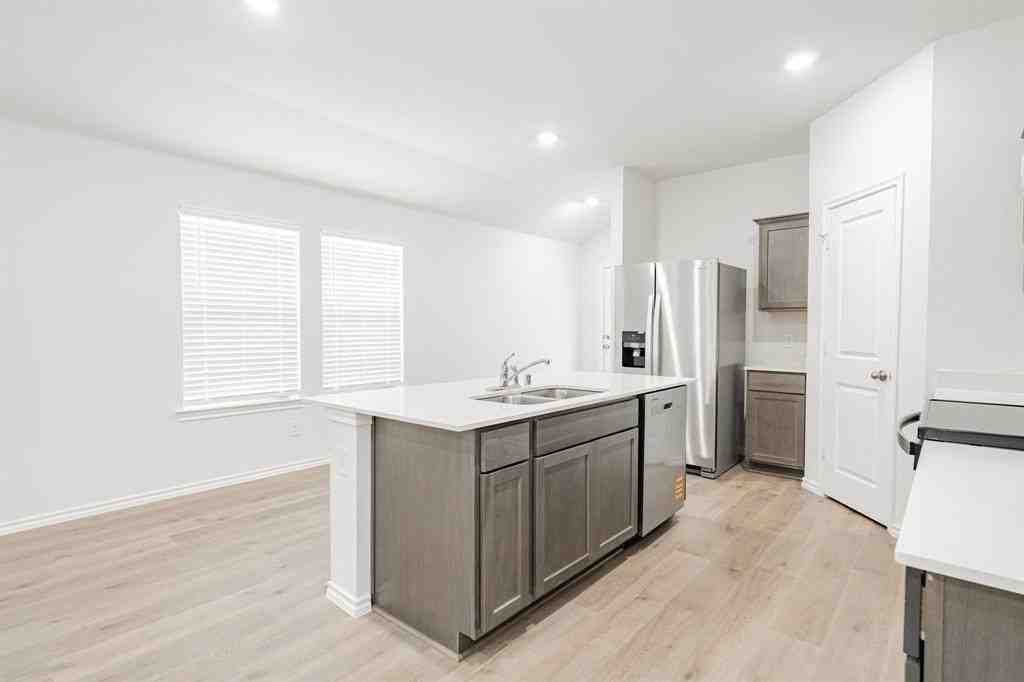916 Sunrise Ln - Photo 6 of 33