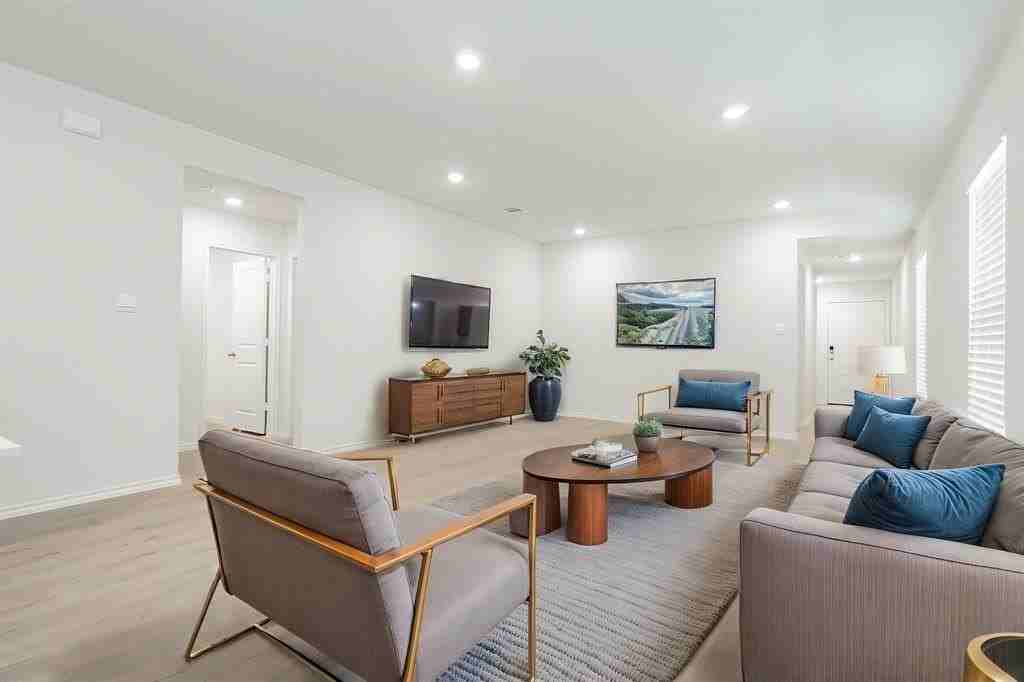 916 Sunrise Ln - Photo 7 of 33