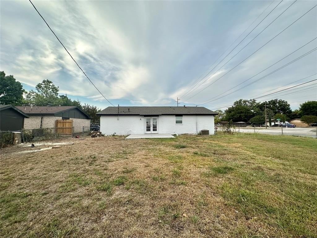 1322 Shorecrest Dr - Photo 2 of 8