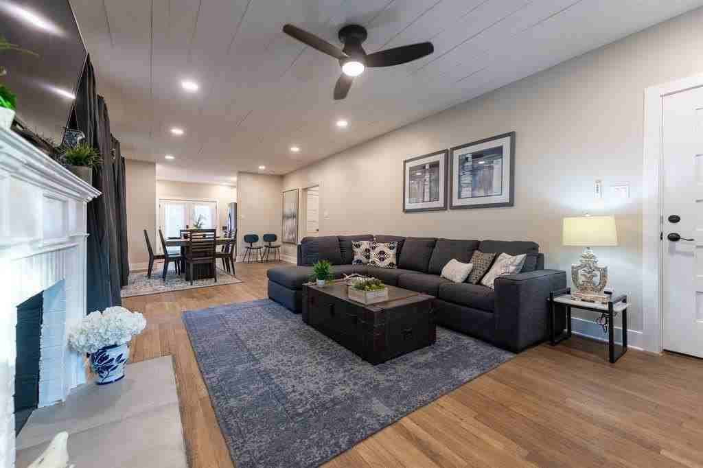 4512 Victor St - Photo 2 of 40