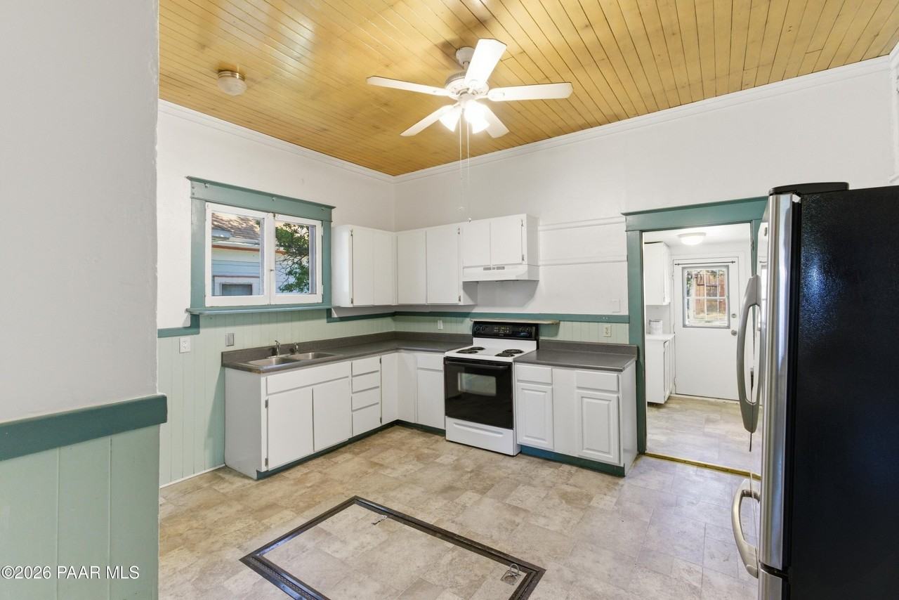 309 N Mount Vernon Ave - Photo 4 of 30
