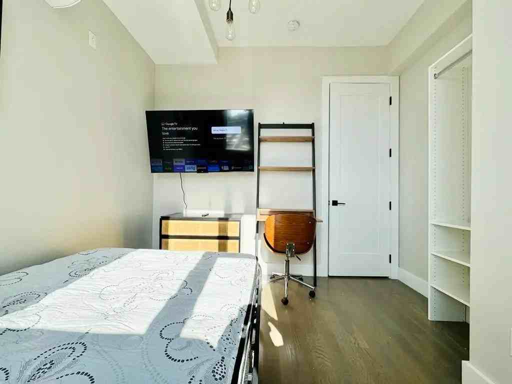 Private Bedroom in 5 Bedroom/4 Bathroom Home - Photo 3 of 15