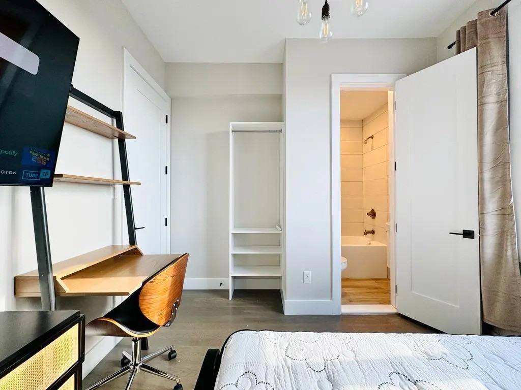 Private Bedroom in 5 Bedroom/4 Bathroom Home - Photo 4 of 15