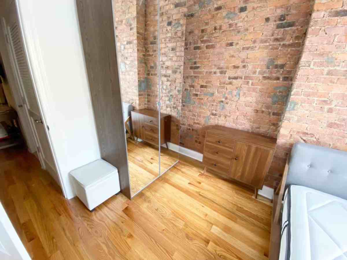 Private Bedroom in 4 Bedroom/2 Bathroom Home - Photo 3 of 9