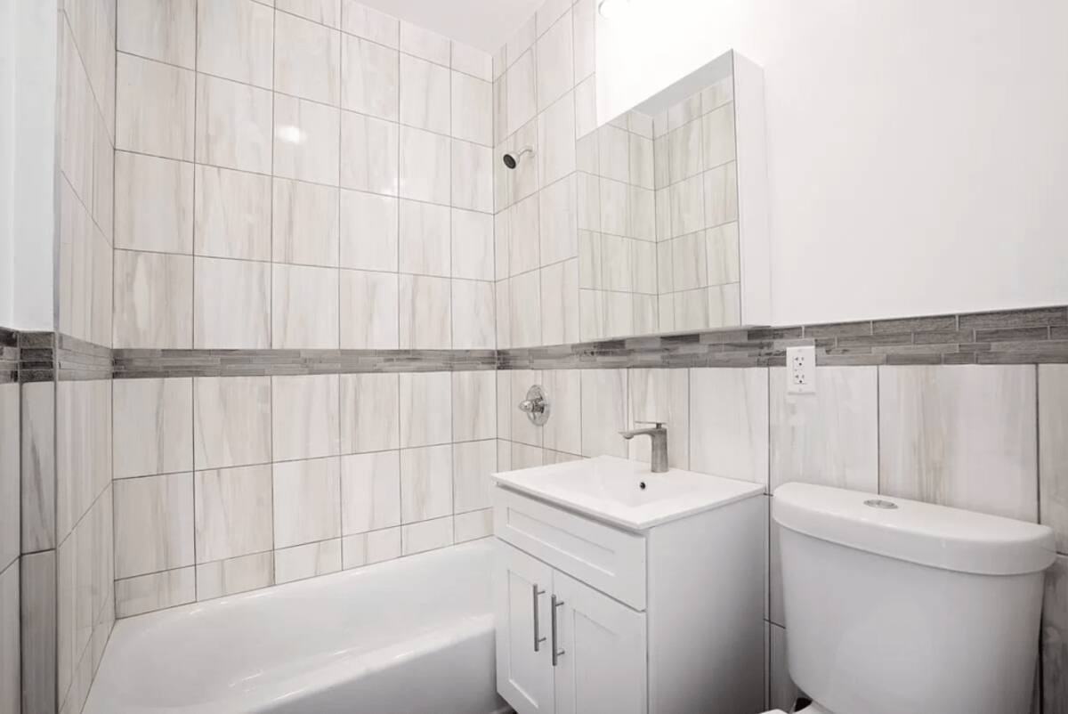 Private Bedroom in 4 Bedroom/2 Bathroom Home - Photo 5 of 9