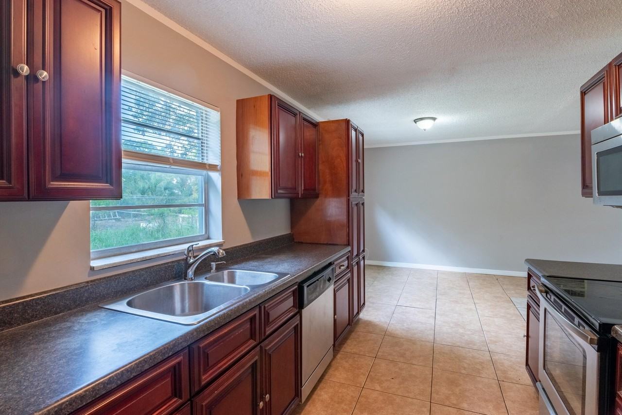 1218 Giller Ave - Photo 3 of 7