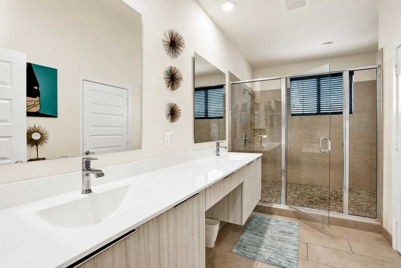 4716 Nw 84th Ct - Photo 6 of 34