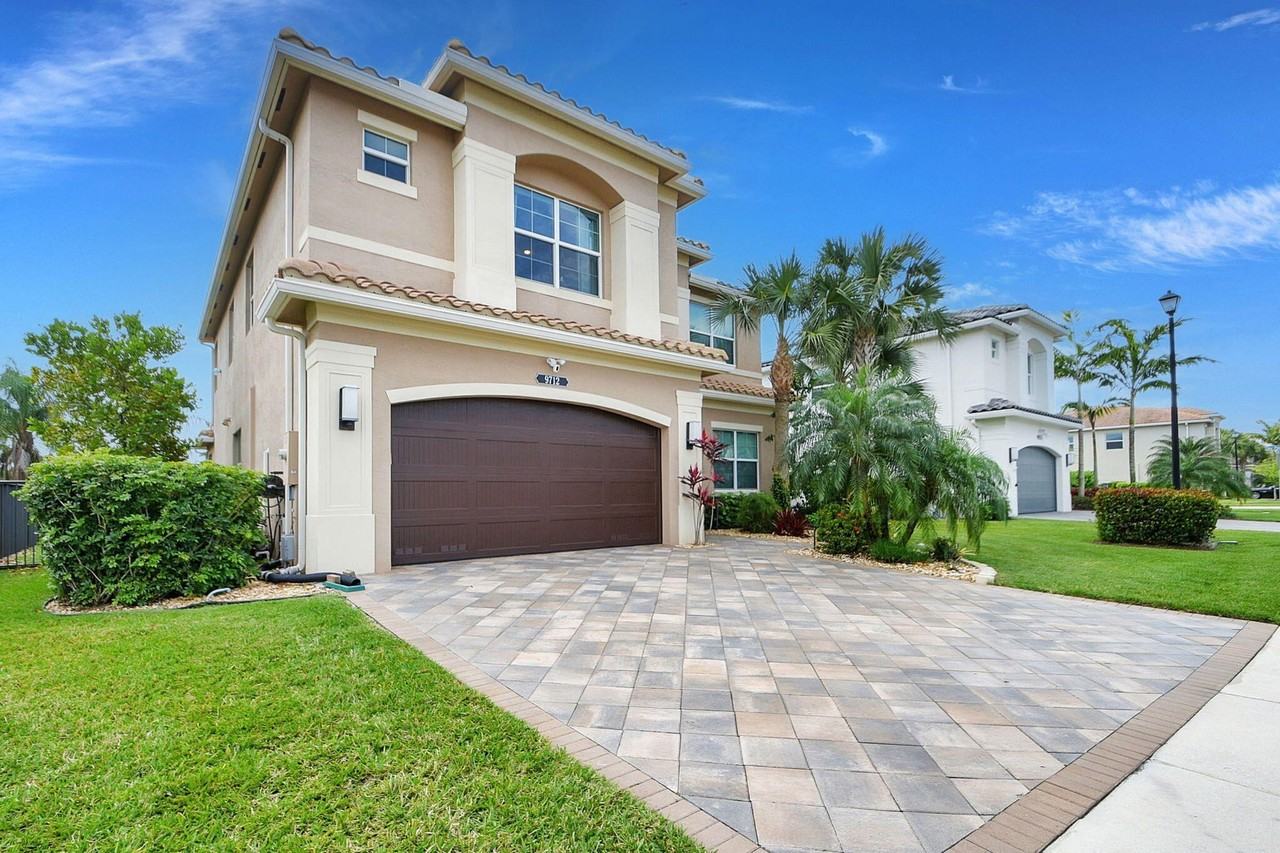 9712 Celtic Sea Ln - Photo 2 of 50