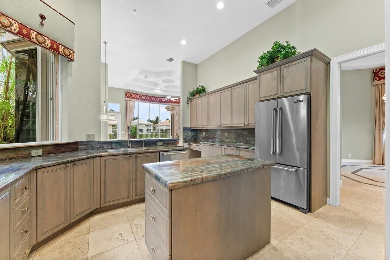 7081 Mallorca Cres - Photo 4 of 26