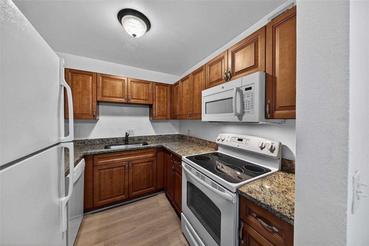 2201 Ne 36th St #105 - Photo 5 of 25