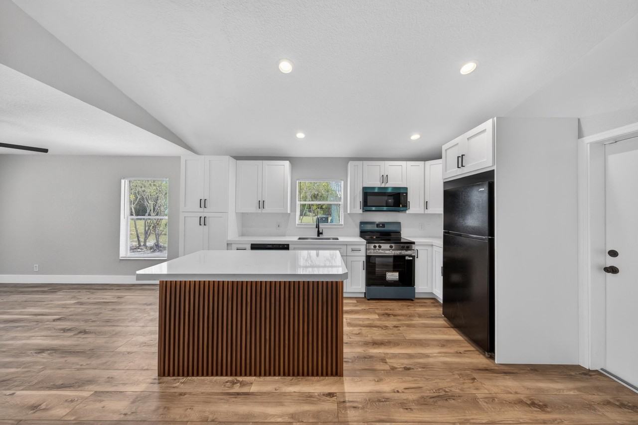 351 Nw 8th Ave - Photo 3 of 34