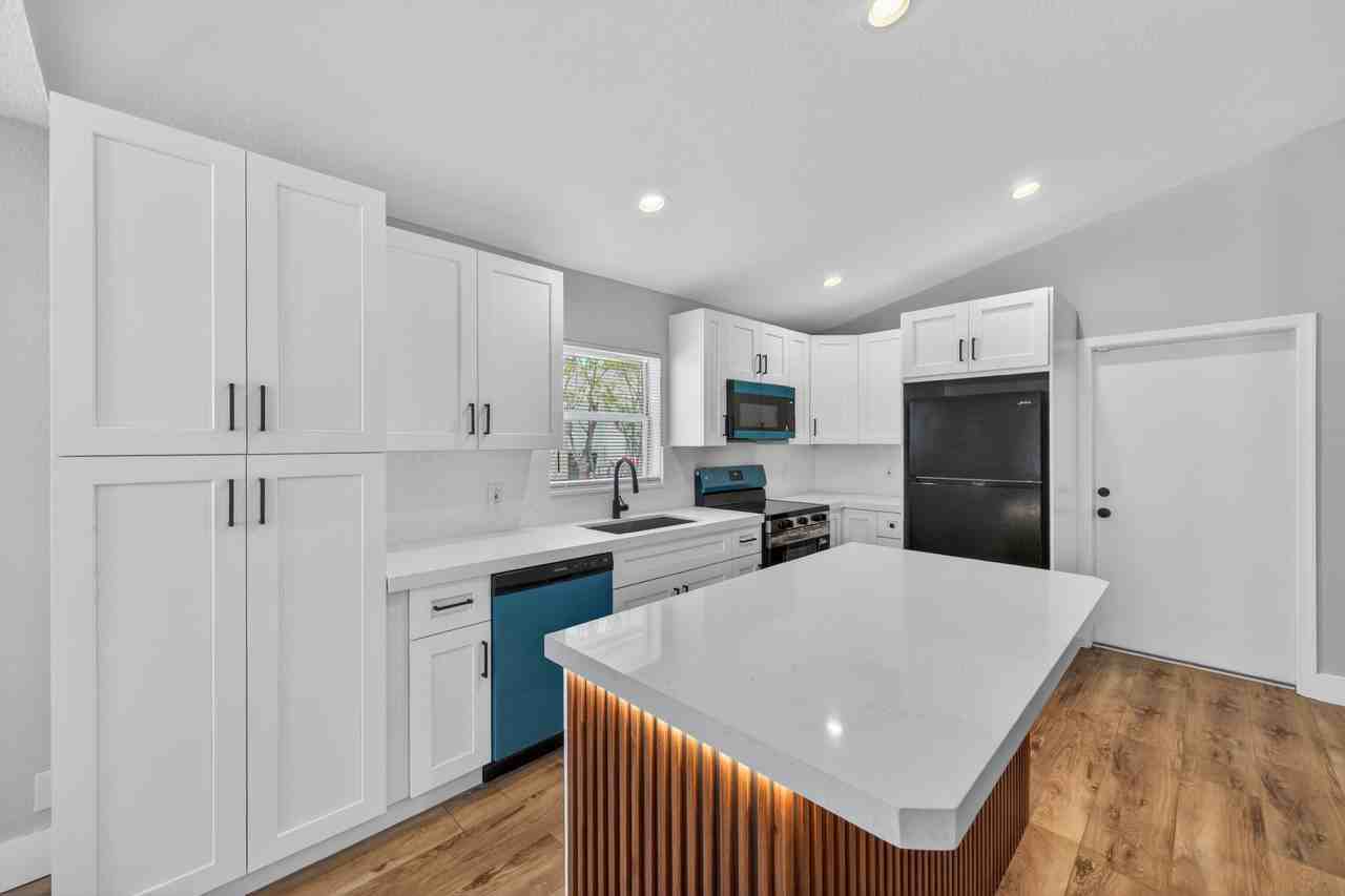 351 Nw 8th Ave - Photo 4 of 34