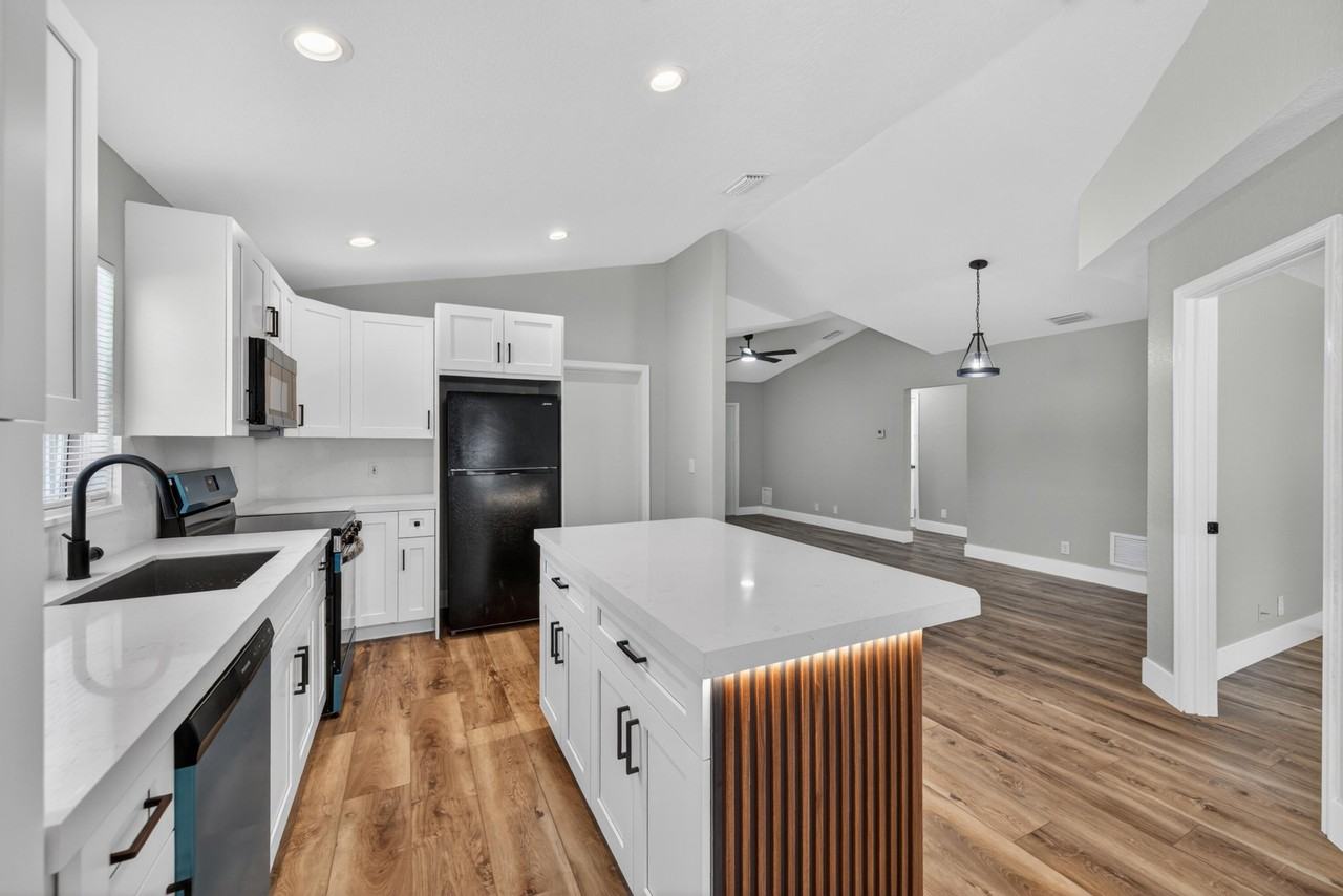 351 Nw 8th Ave - Photo 5 of 34