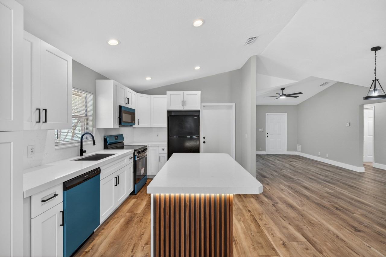 351 Nw 8th Ave - Photo 6 of 34