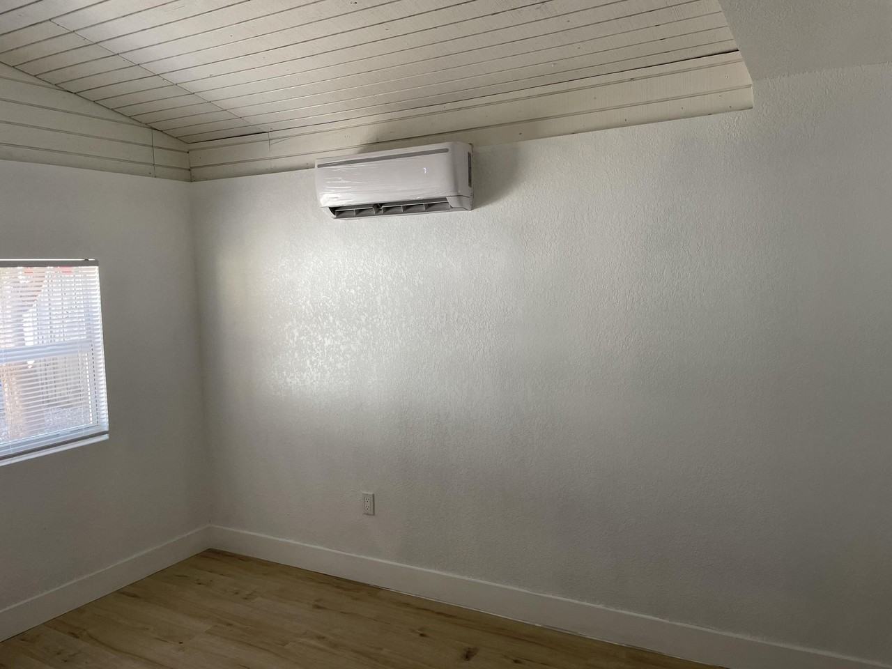265 Ne 46th St - Photo 2 of 8