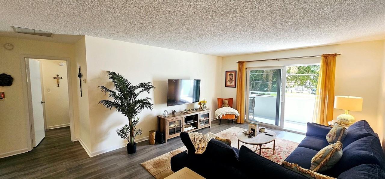 3212 Ne 12th St #202 - Photo 3 of 36