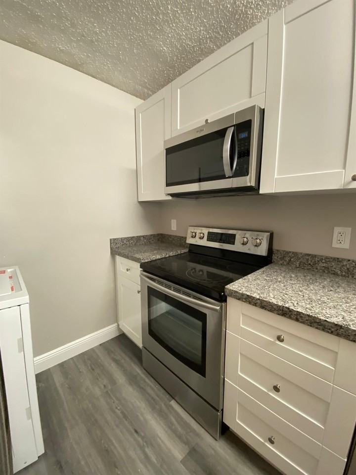 3225 N University Dr - Photo 6 of 17