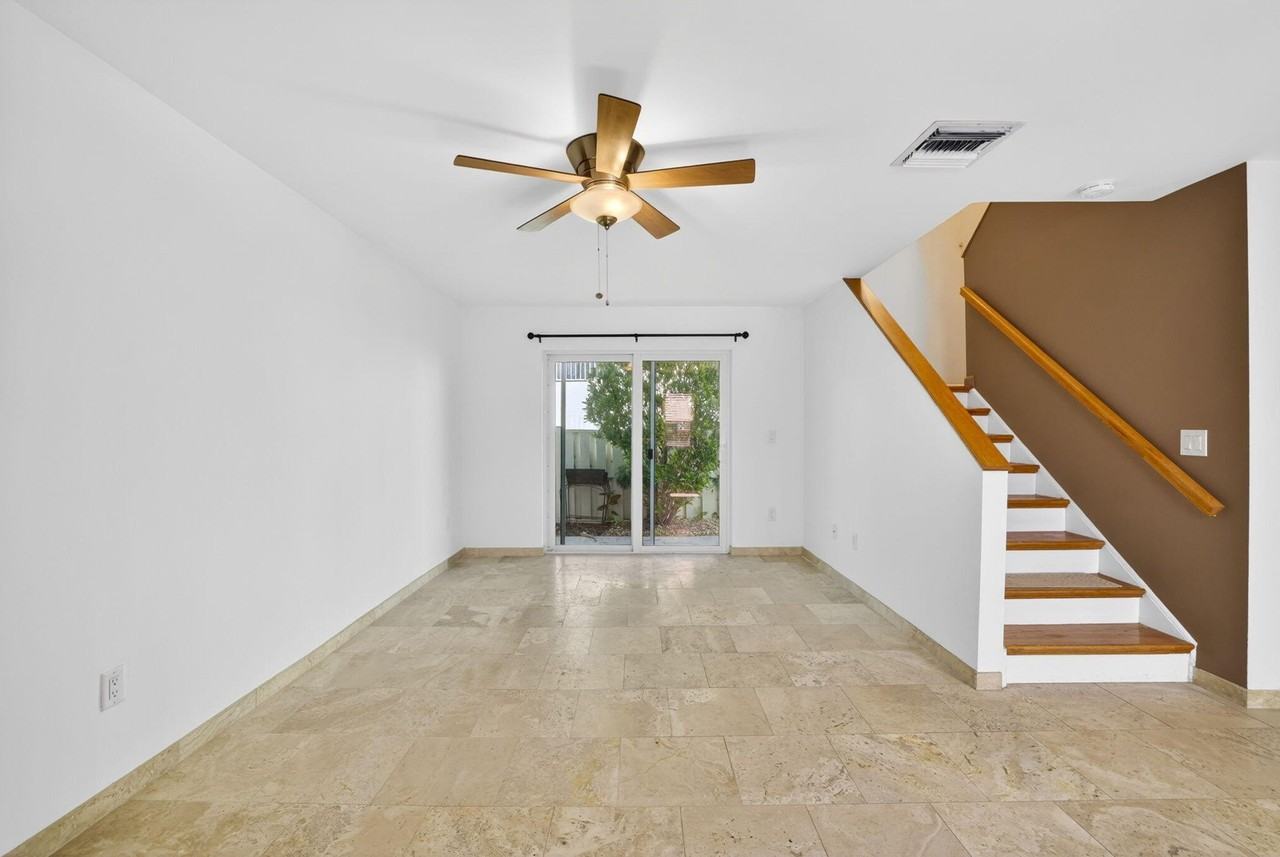 3221 Ne 15th St - Photo 4 of 29