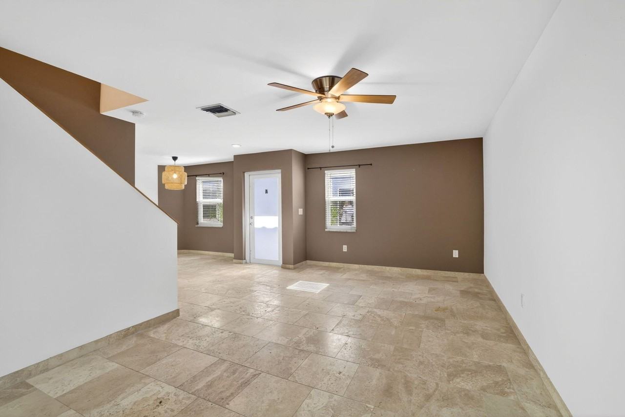 3221 Ne 15th St - Photo 5 of 29