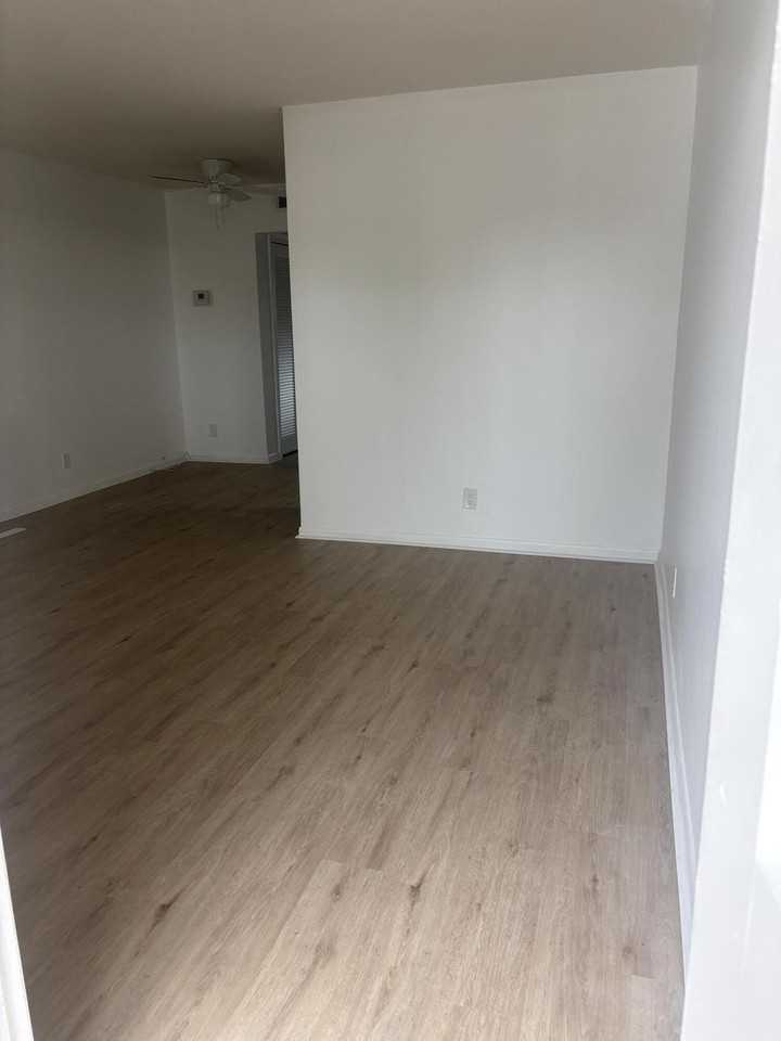 521 Ne 45th St - Photo 2 of 17