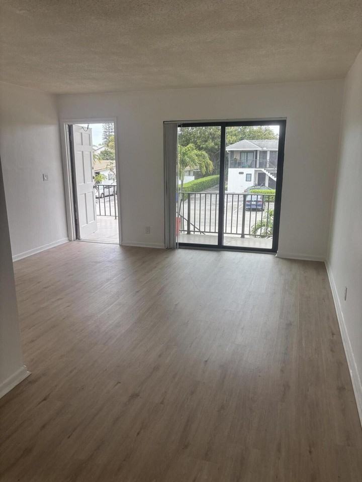 521 Ne 45th St - Photo 3 of 17