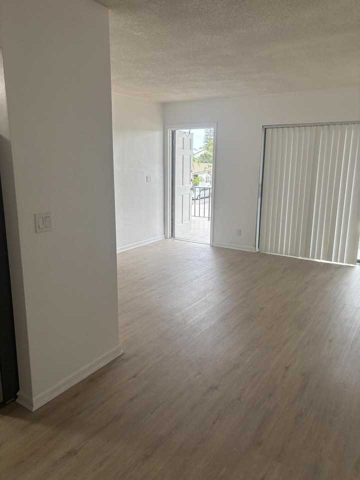 521 Ne 45th St - Photo 4 of 17