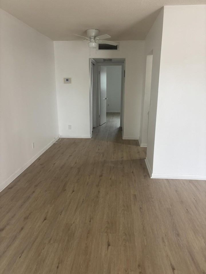 521 Ne 45th St - Photo 5 of 17