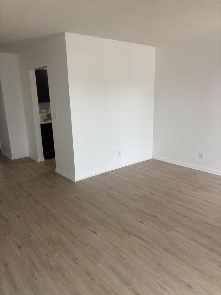 521 Ne 45th St - Photo 7 of 17