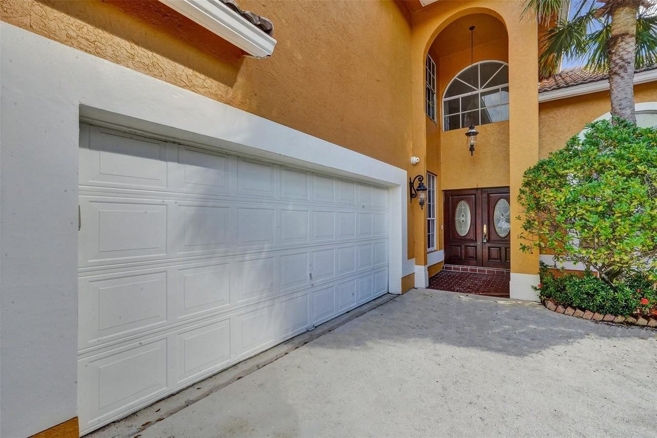 10902 Tamoron Ln - Photo 3 of 50