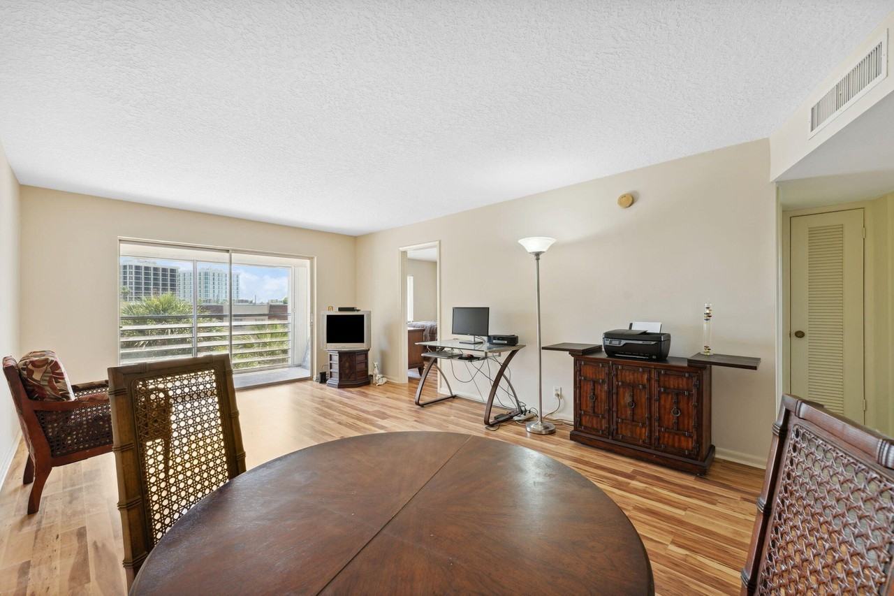 1638 Embassy Dr #410 - Photo 4 of 17