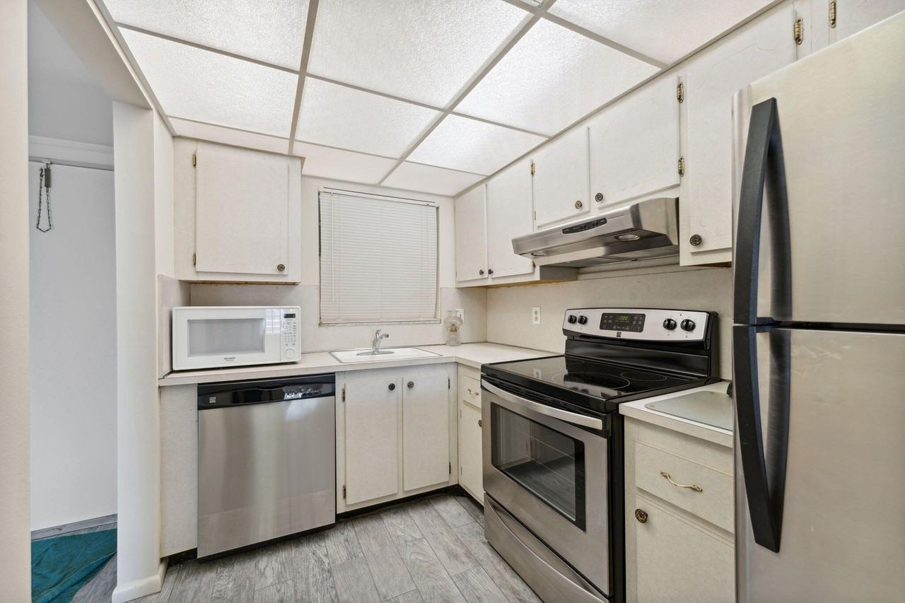1638 Embassy Dr #410 - Photo 7 of 17