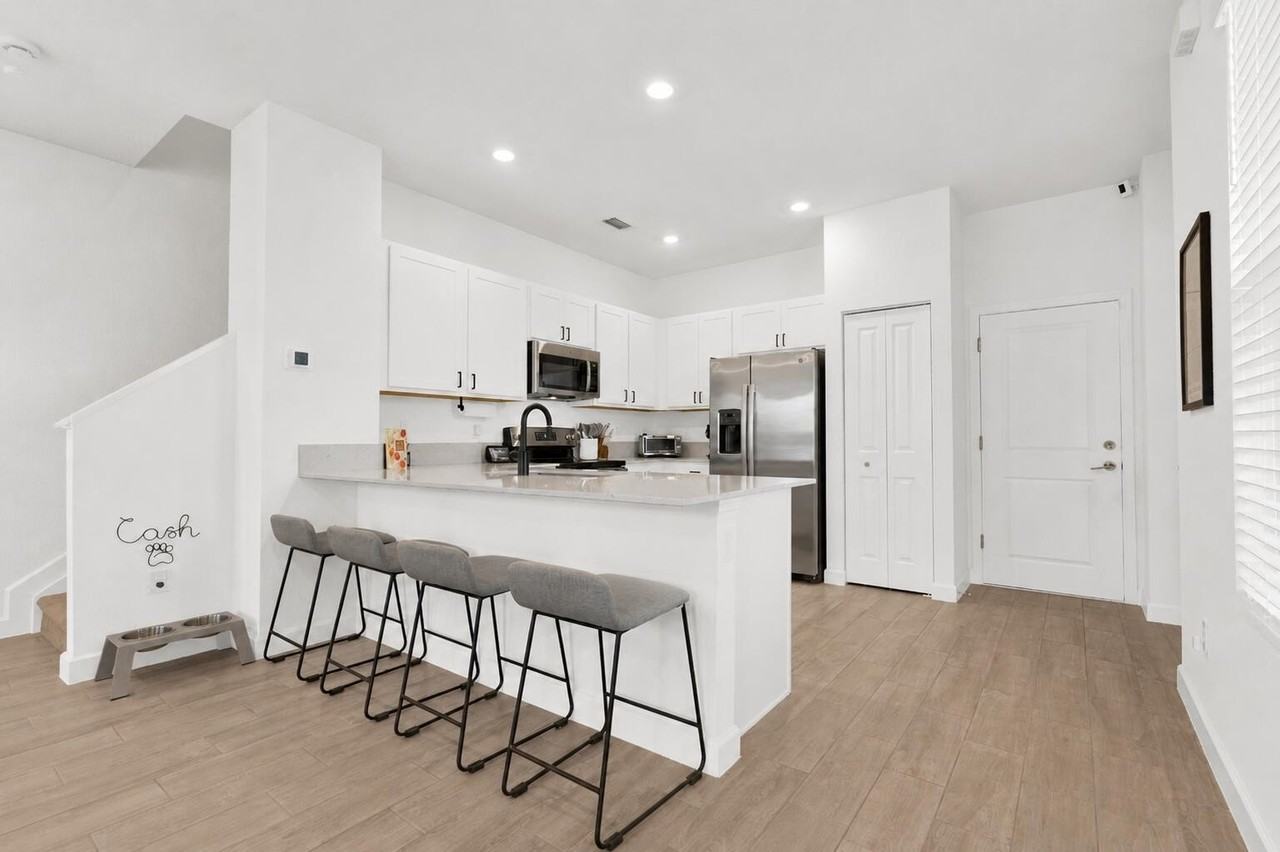 4246 Lagoon Shore Dr - Photo 3 of 28
