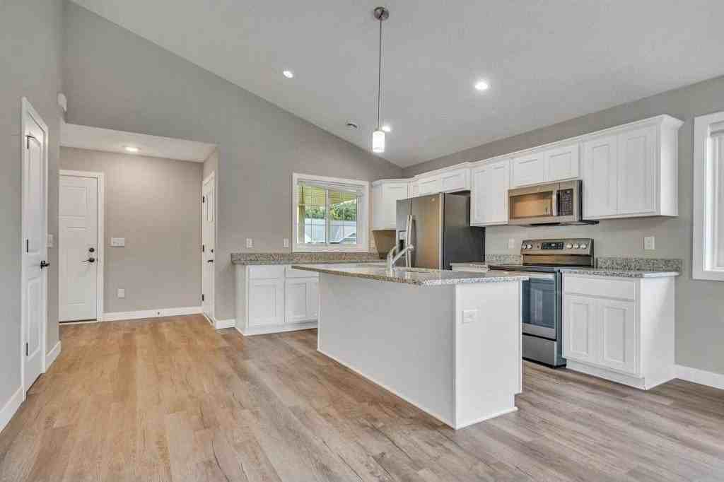 722 Hilltop Ln - Photo 5 of 28