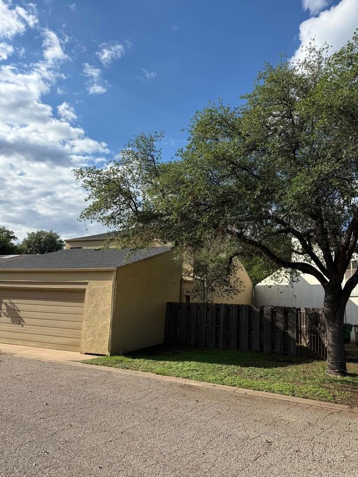2542 Lindenwood Dr - Photo 2 of 21