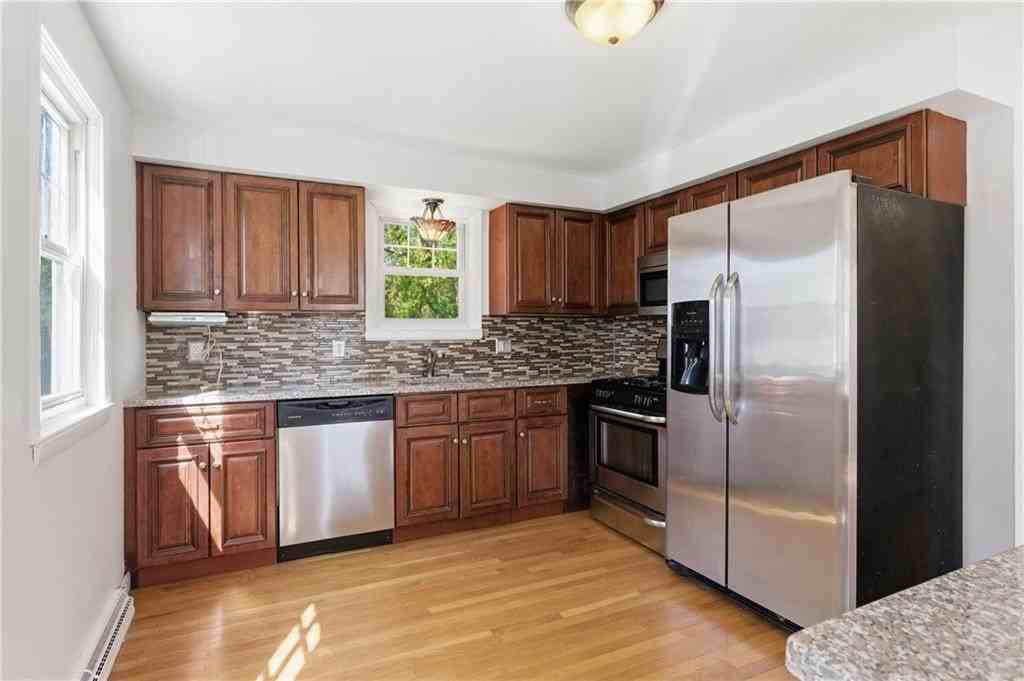 244 Williams St - Photo 4 of 33