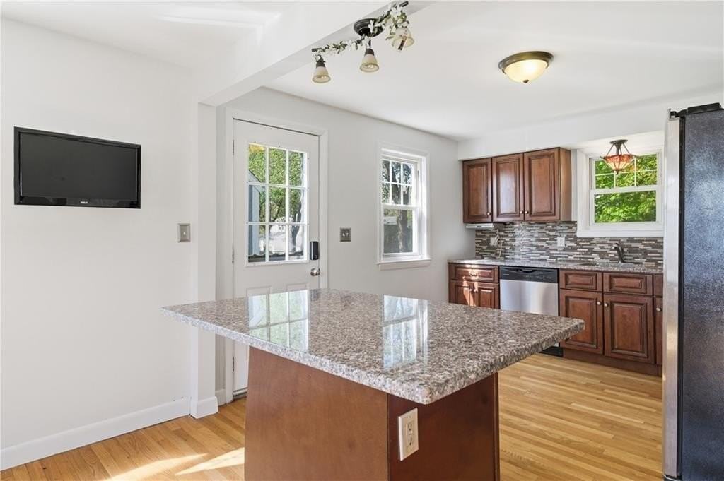 244 Williams St - Photo 6 of 33