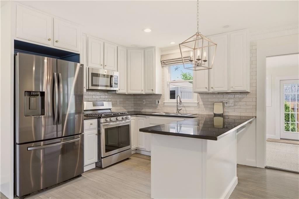 51 Callender Ave - Photo 4 of 38