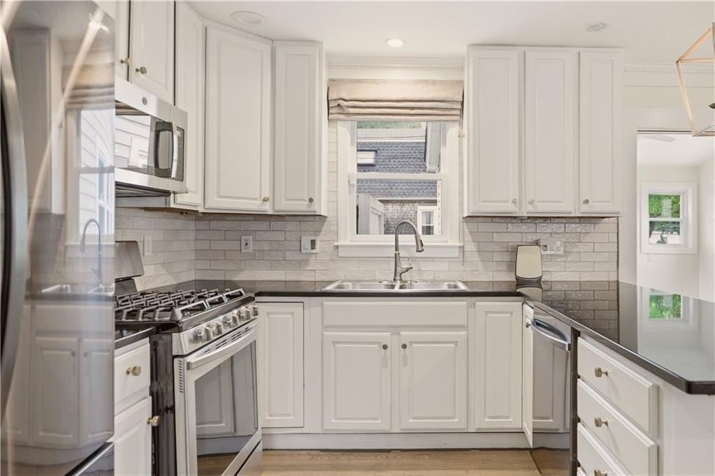 51 Callender Ave - Photo 5 of 38