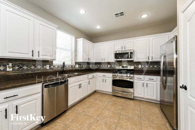 7178 Picton Ave - Photo 4 of 15