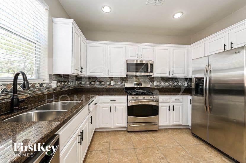 7178 Picton Ave - Photo 5 of 15