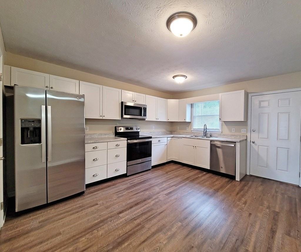 952 Beverly Dr - Photo 3 of 10