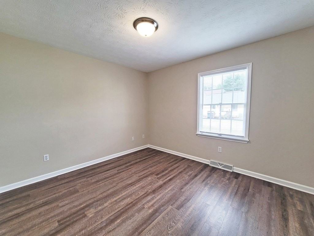 952 Beverly Dr - Photo 4 of 10
