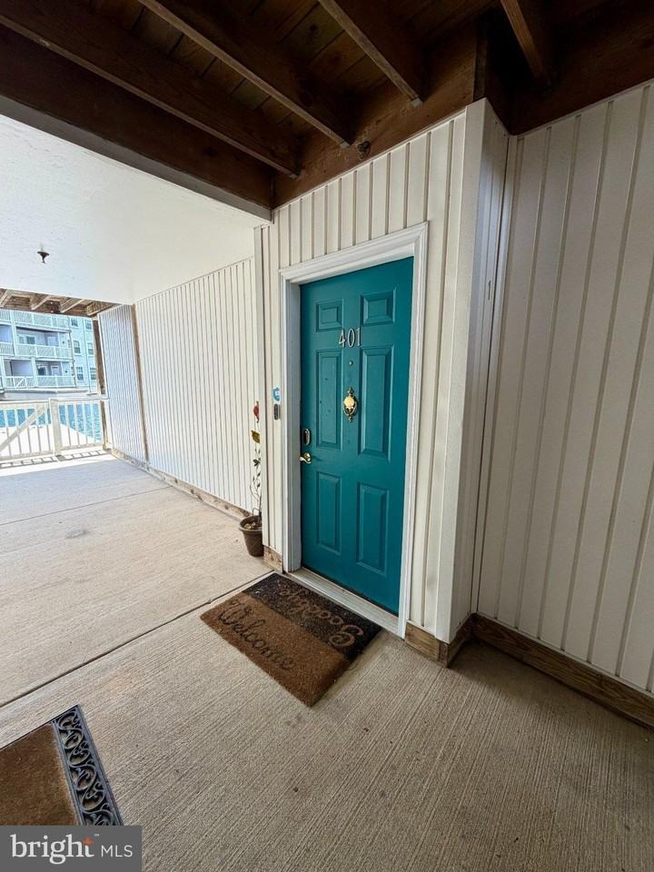 401 Waters Edge Dr - Photo 2 of 34
