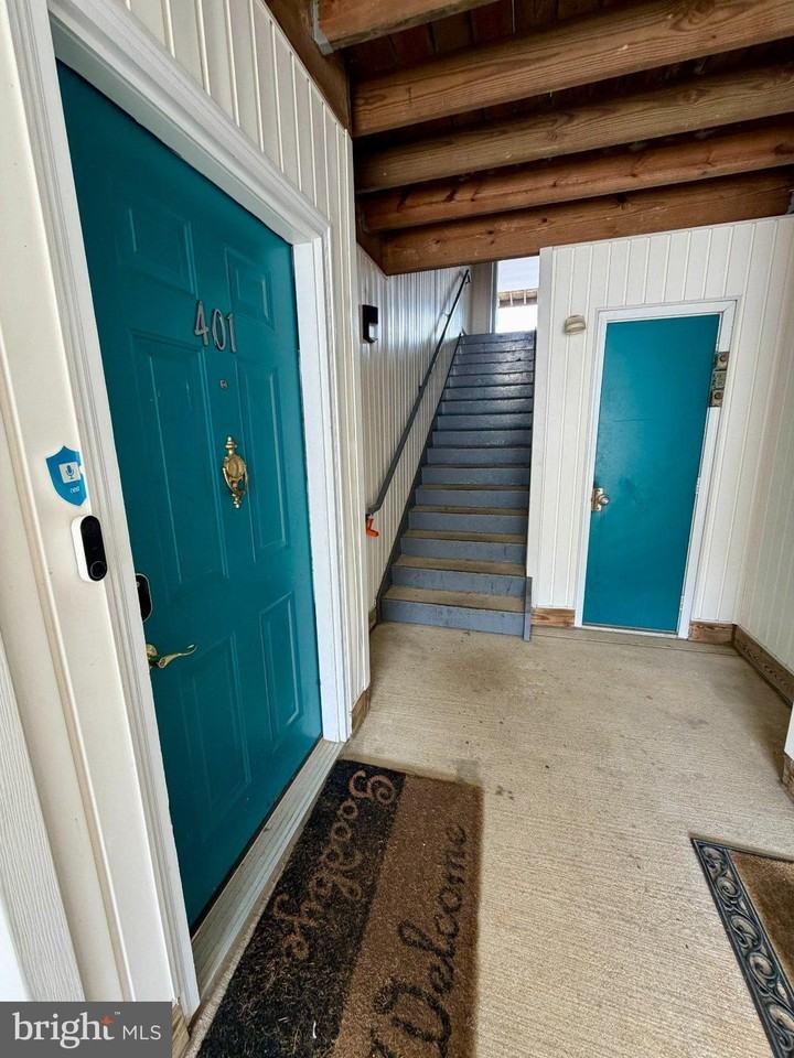401 Waters Edge Dr - Photo 3 of 34
