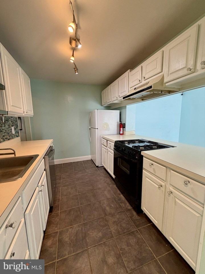 401 Waters Edge Dr - Photo 7 of 34