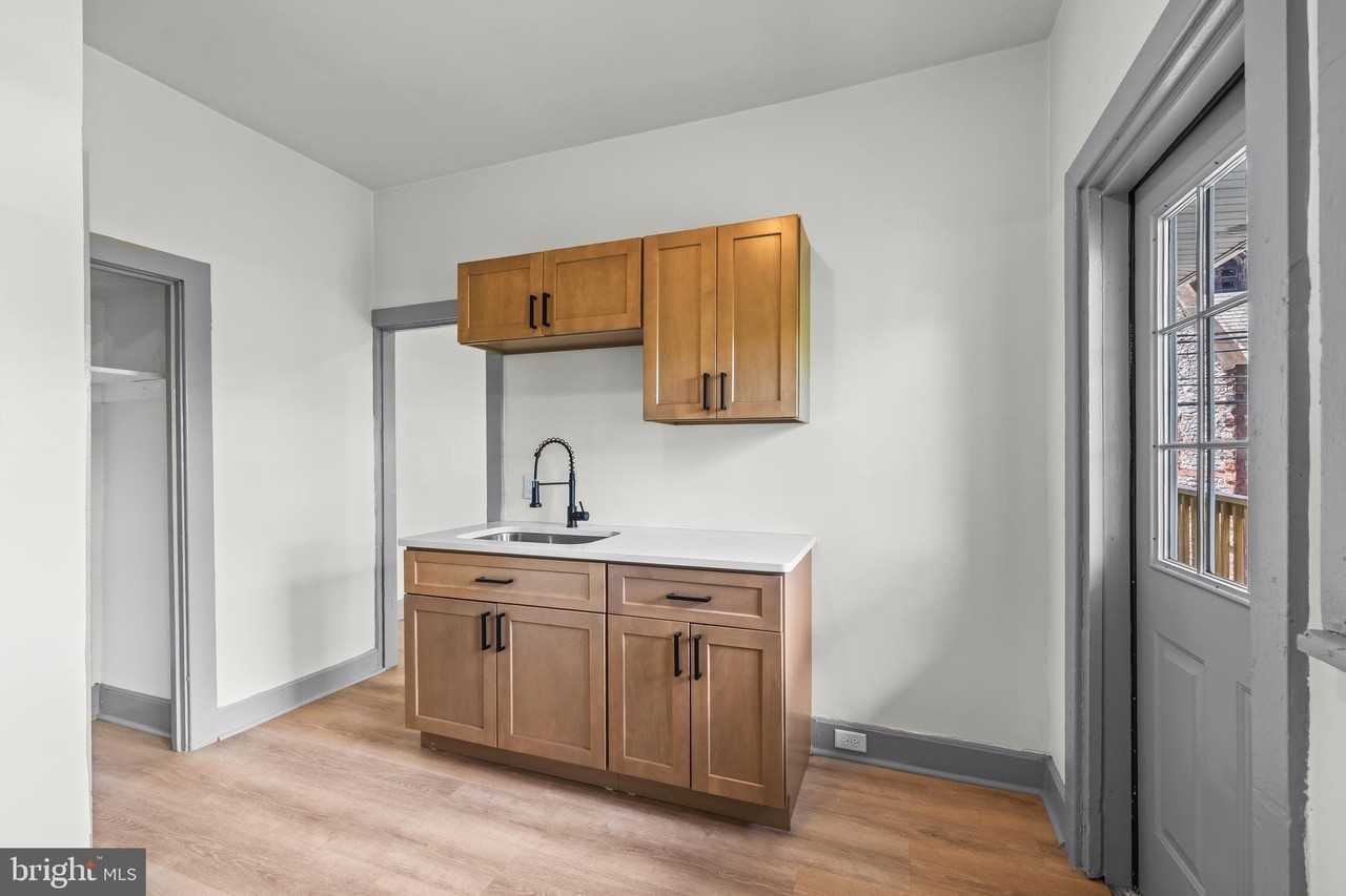 531 Walton St #4 - Photo 7 of 16