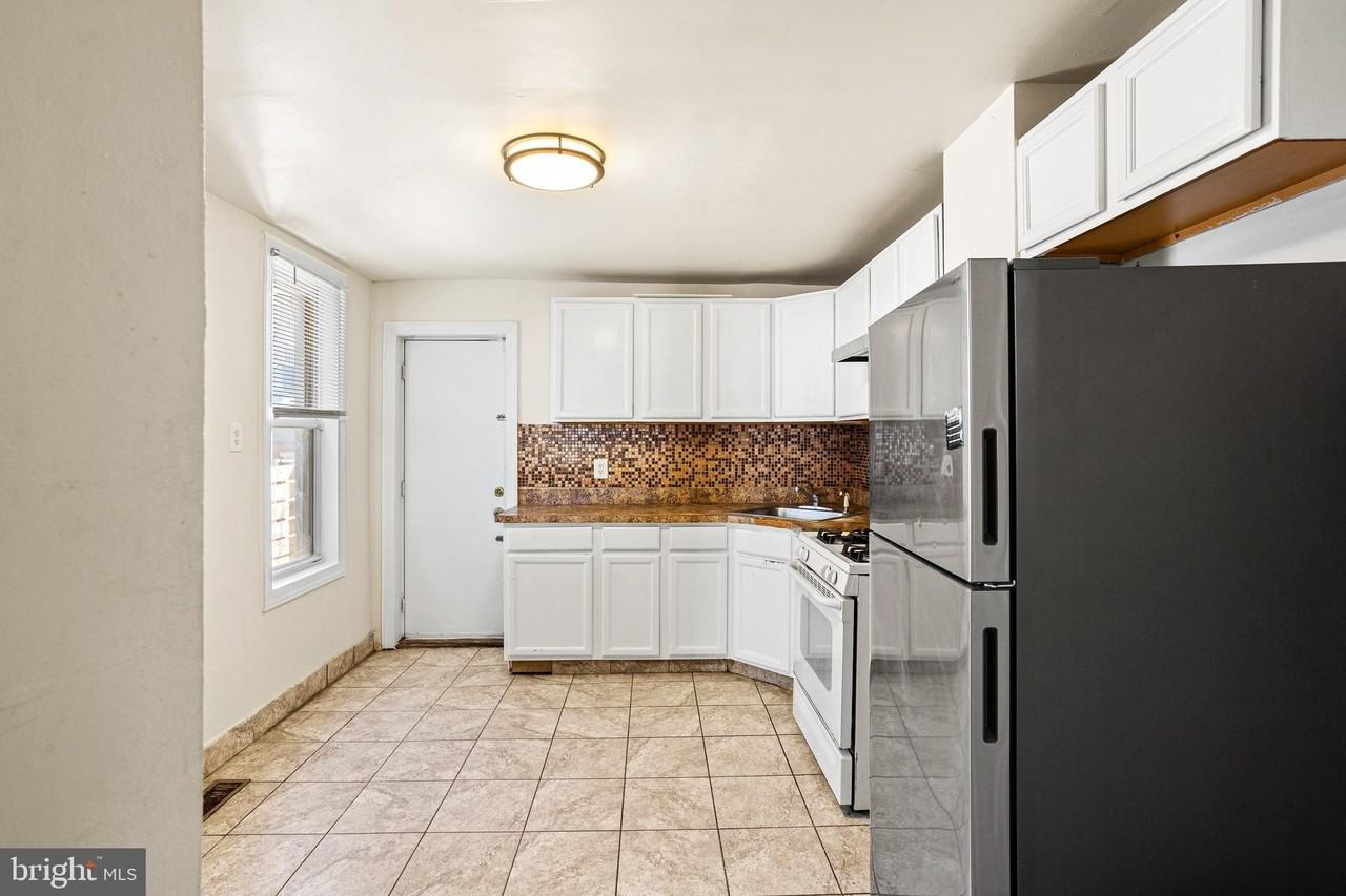 2420 W Jefferson St - Photo 6 of 15
